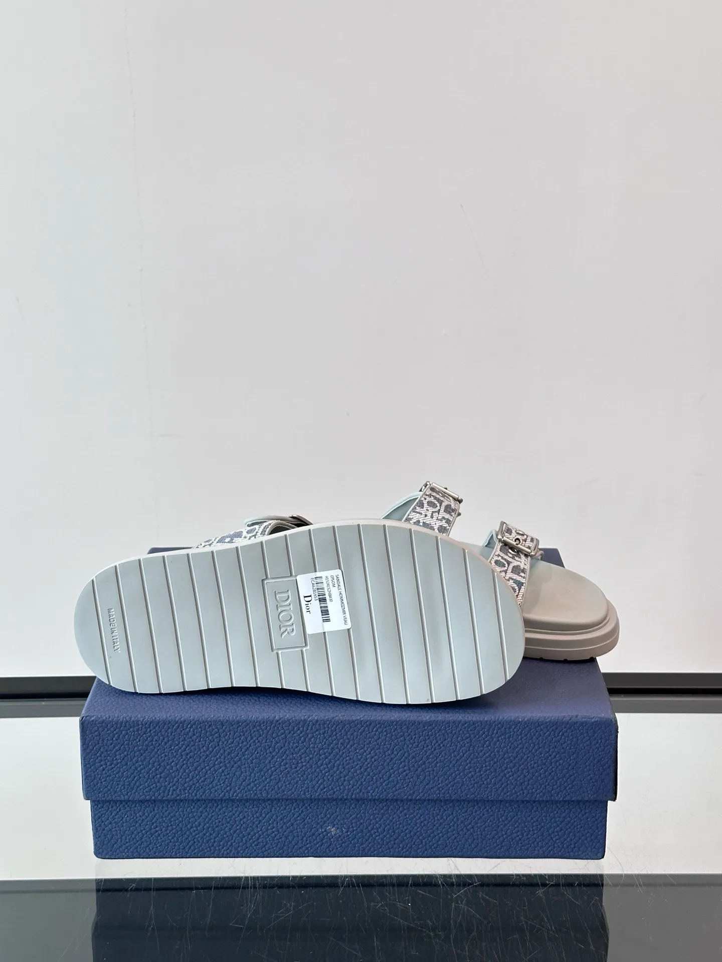 Factory price: 300💰Dior Aqua men's sandals and slippers. Showcasing Dior haute couture design. The Dior gray suede strap is accented with an aluminum Dior buckle for added style. Paired with a comfortable tonal notch sole, they pair easily with shorts or jeans for a sophisticated look. Main body: suede cow leather, technical fabric lining: cow leather, with adjustable straps, aluminum Dior buckle, Dior gray EVA insole, tonal notch rubber outsole splicing structure👌👌 size: 38-44 (45.46 customized)